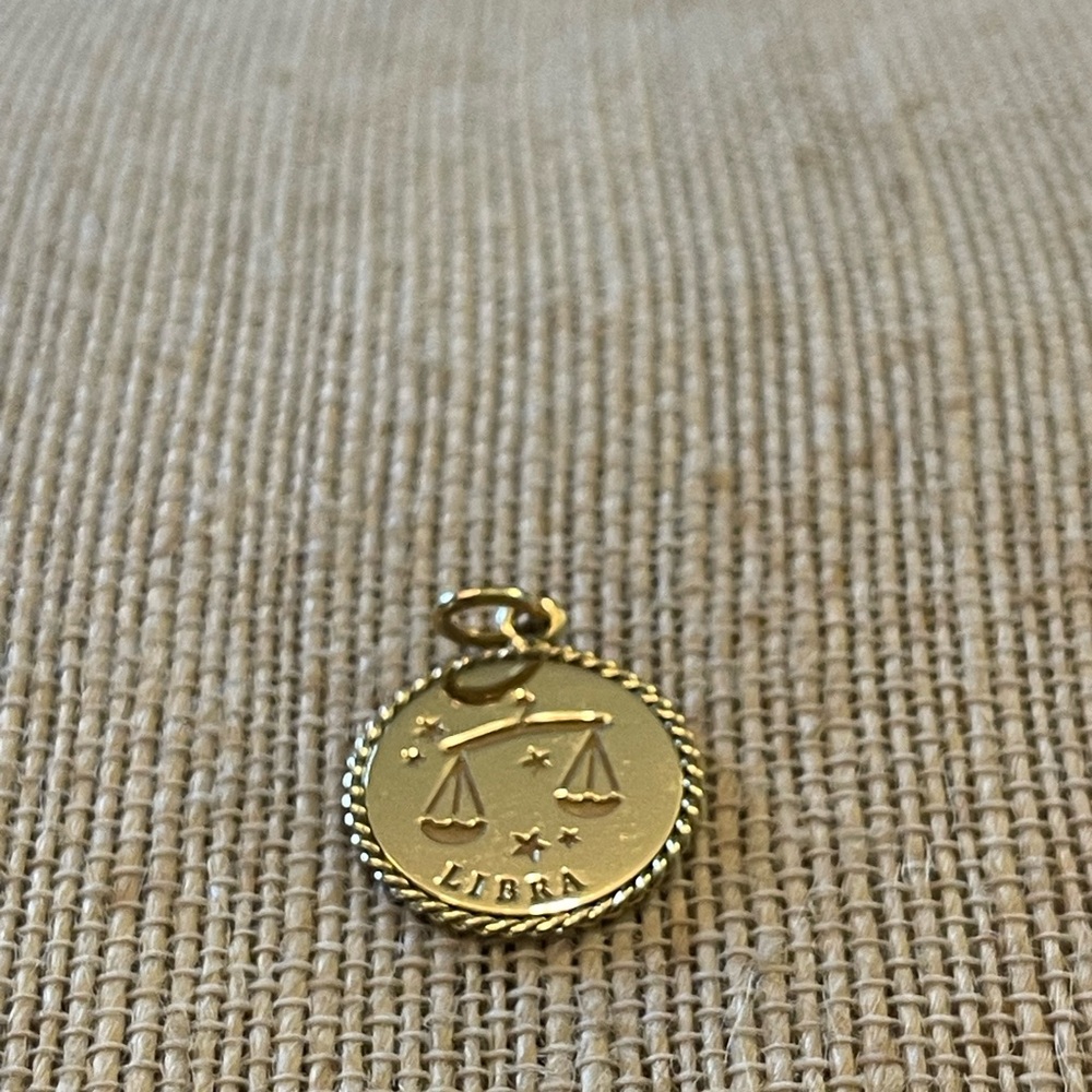 Tiffany & Co. 18k Gold Zodiac Libra Twisted Round Charm For Necklace & Bracelet - Picture 5 of 7
